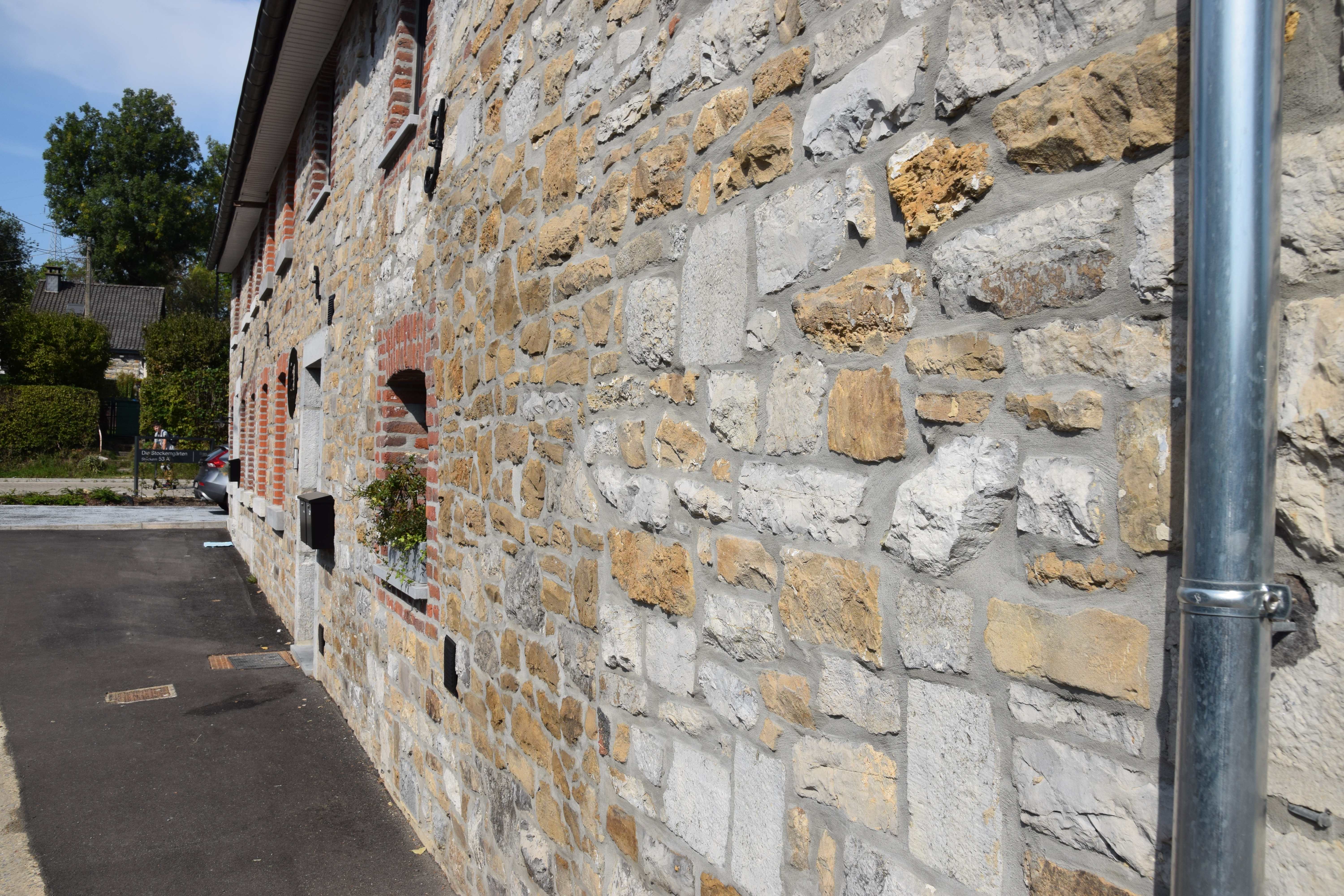 Bauernhaus Renovierung Eupen - Vorderansicht von schräg rechts von nahem - Danphil-Construction Contractor