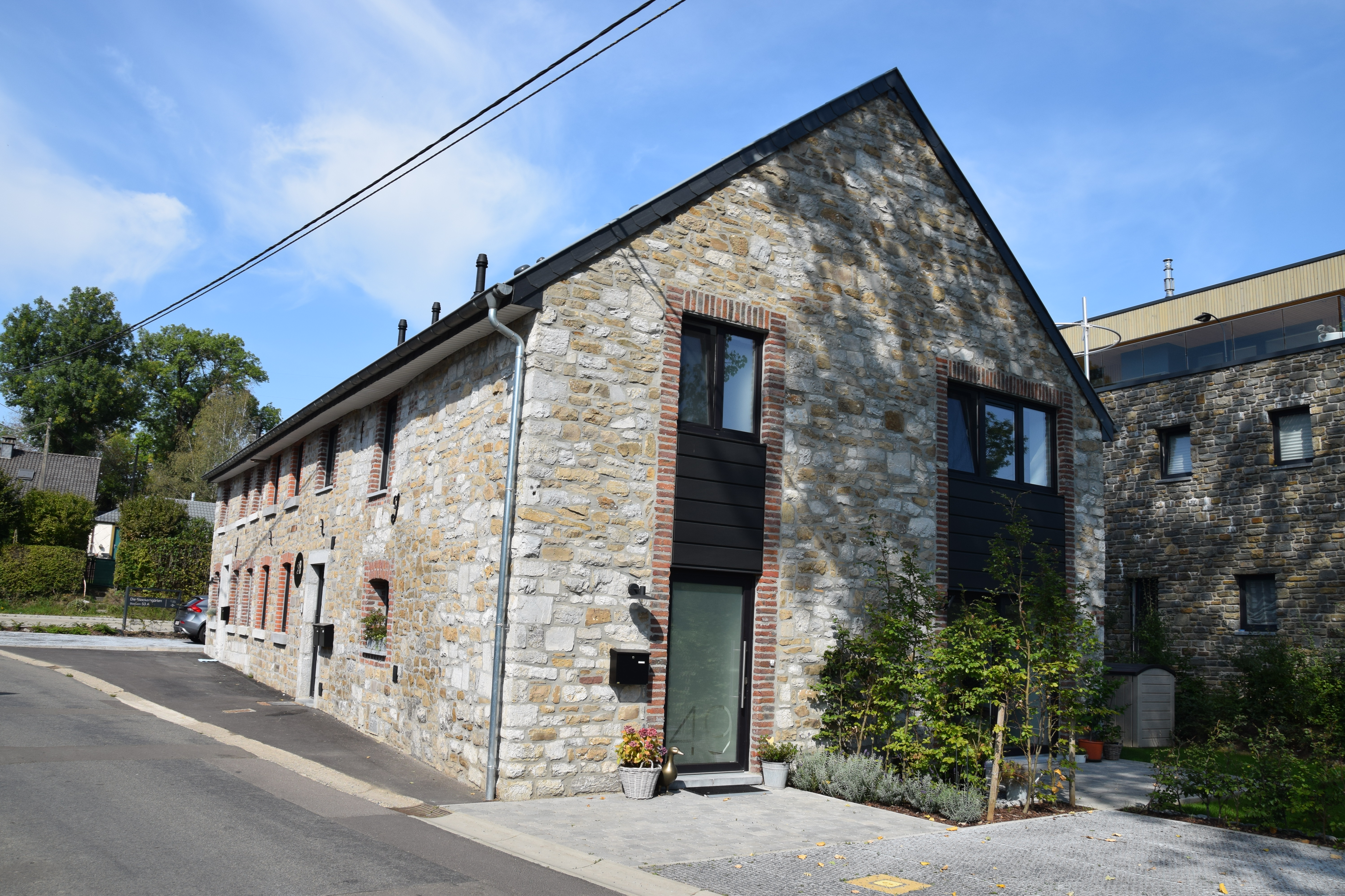 Bauernhaus Renovierung Eupen - Vorderansicht  von rechts von nahem - Danphil-Construction Contractor