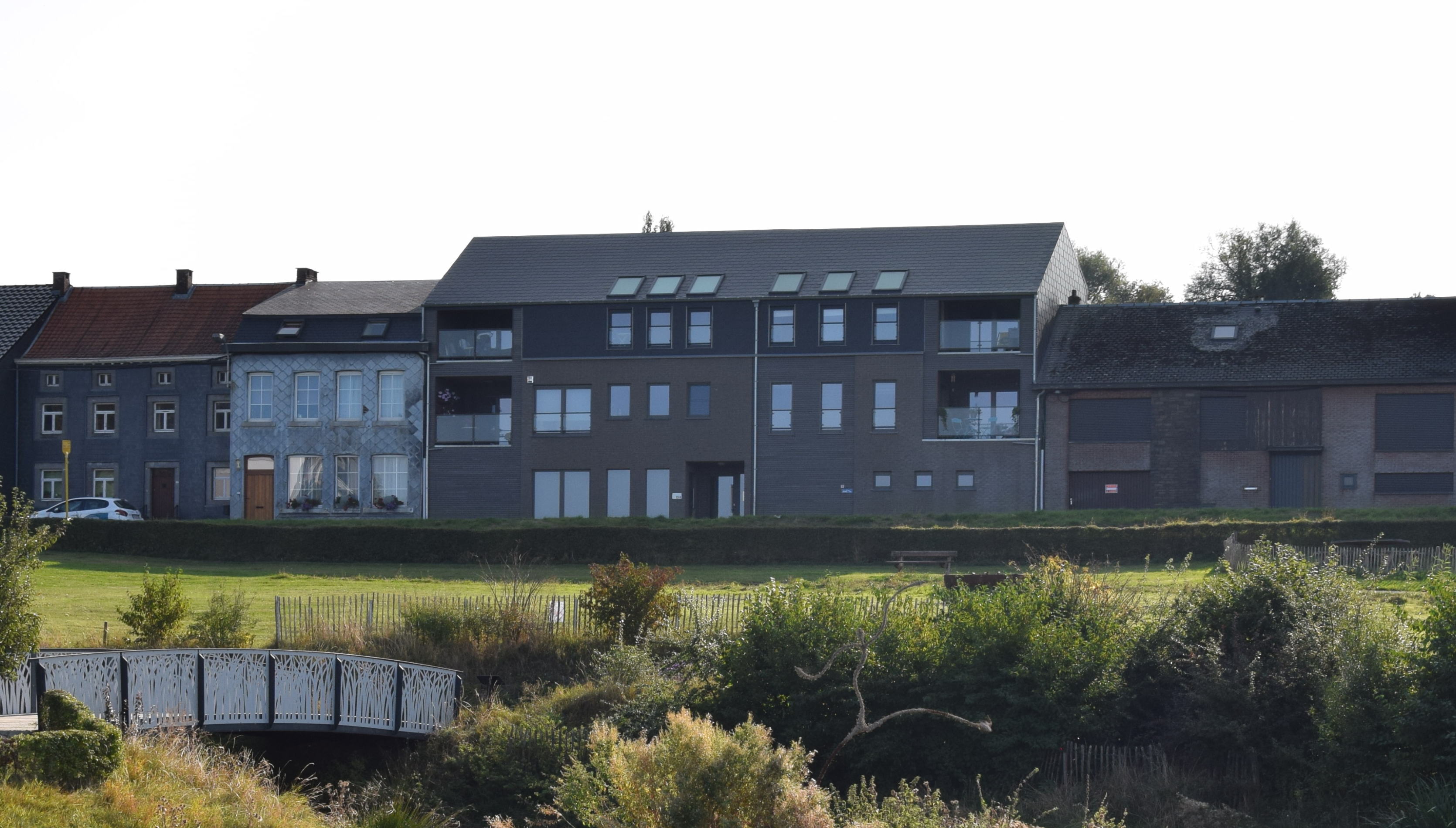 Mehrfamilienhaus Thimister Clermont - Ansicht hinter einem Teich - Danphil-Construction Contractor