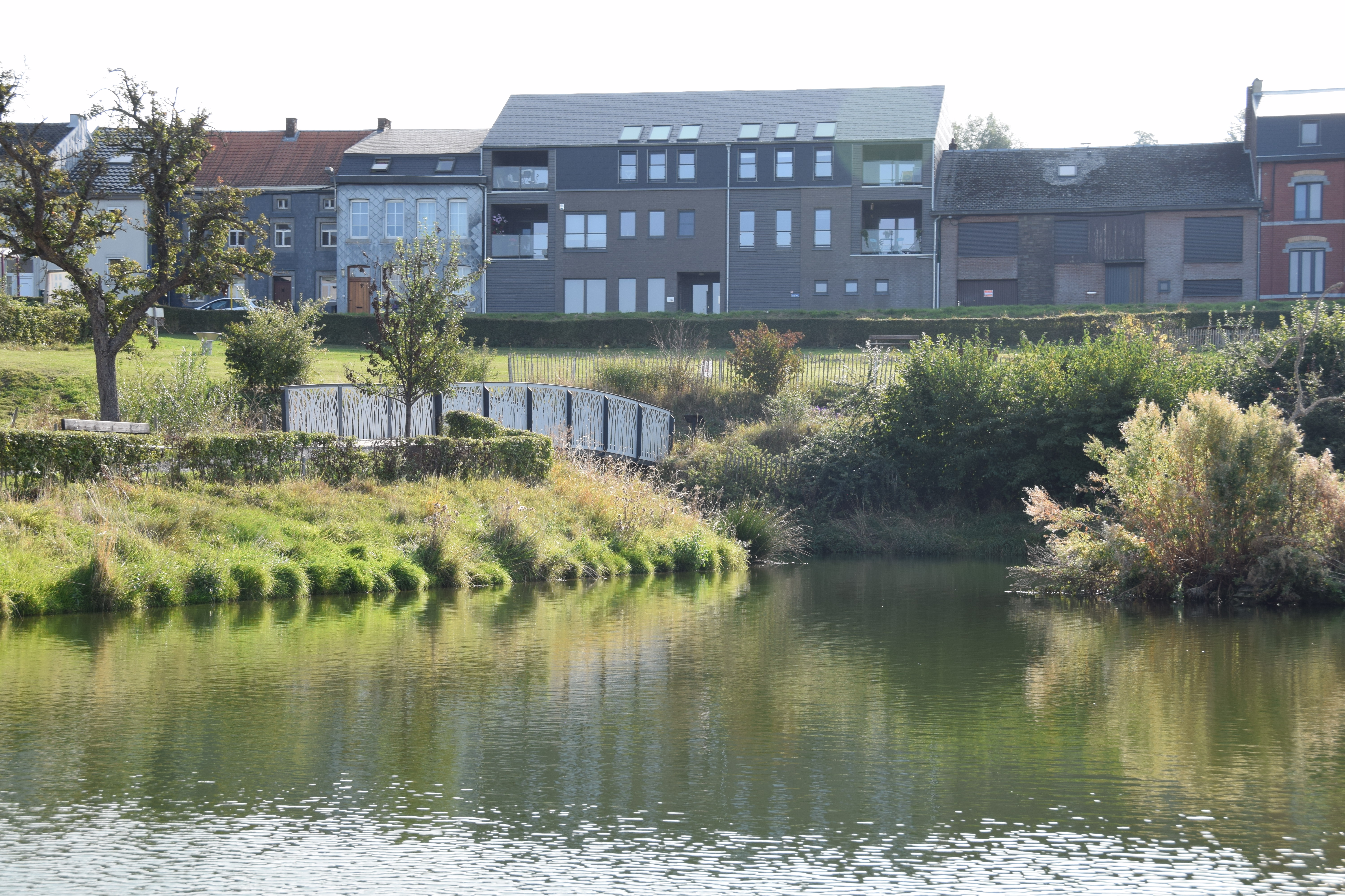 Mehrfamilienhaus Thimister Clermont - Vorderansicht hinter einem Teich von nahem  - Danphil-Construction Contractor