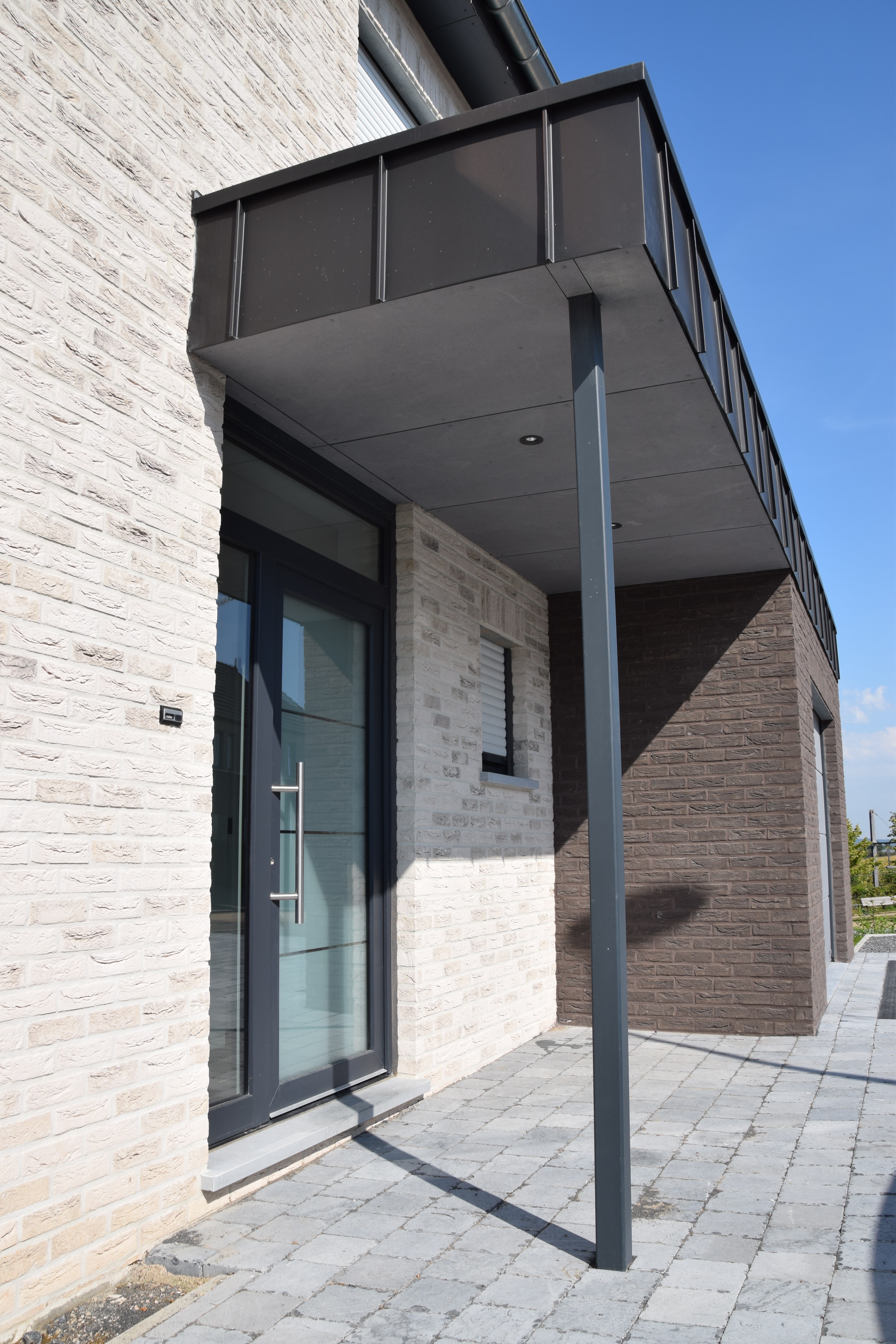 Modern villa Lontzen - Entrance roofing - Danphil-Construction Contractor