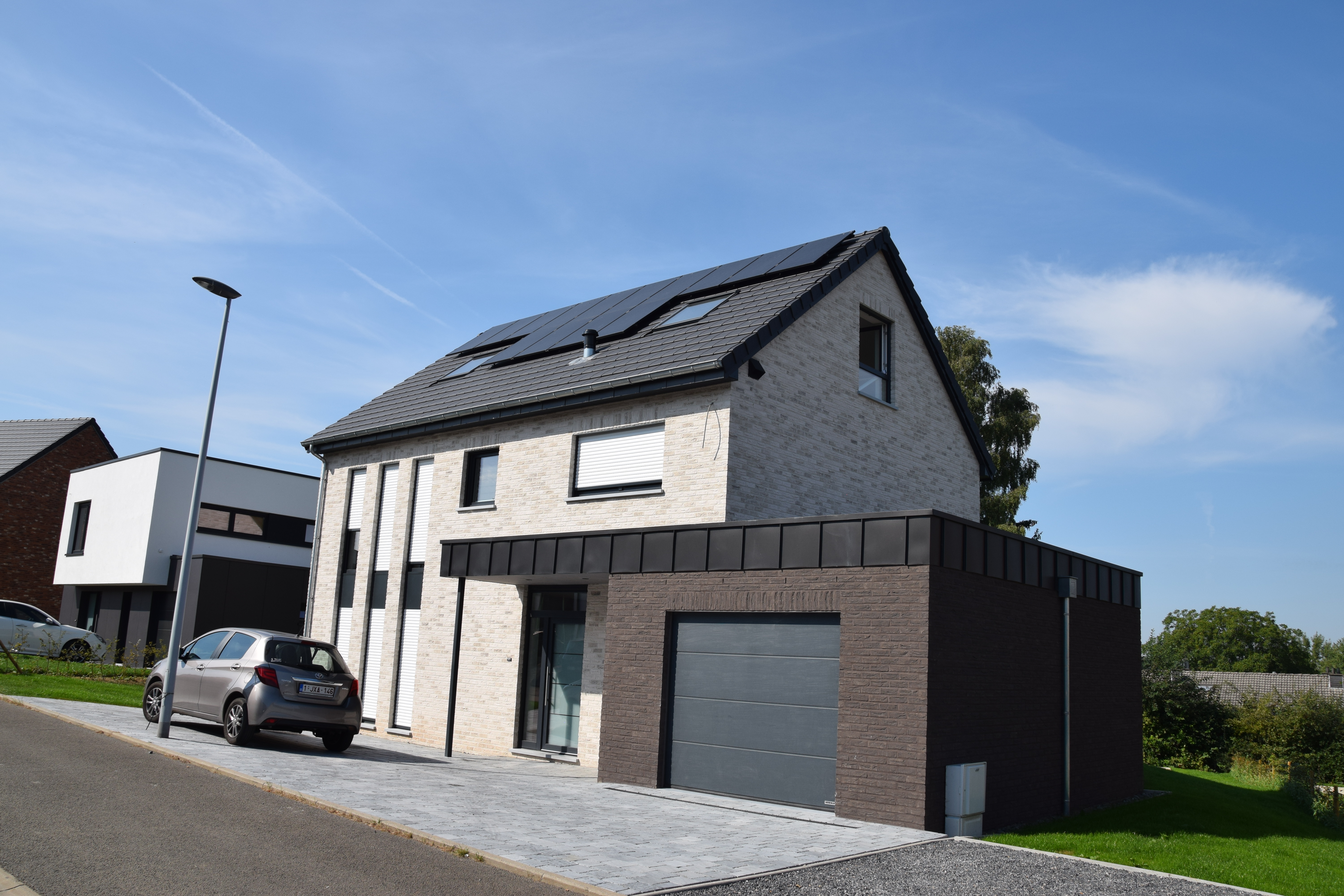 Modern villa Lontzen - Front view right + garage - Danphil-Construction Contractor