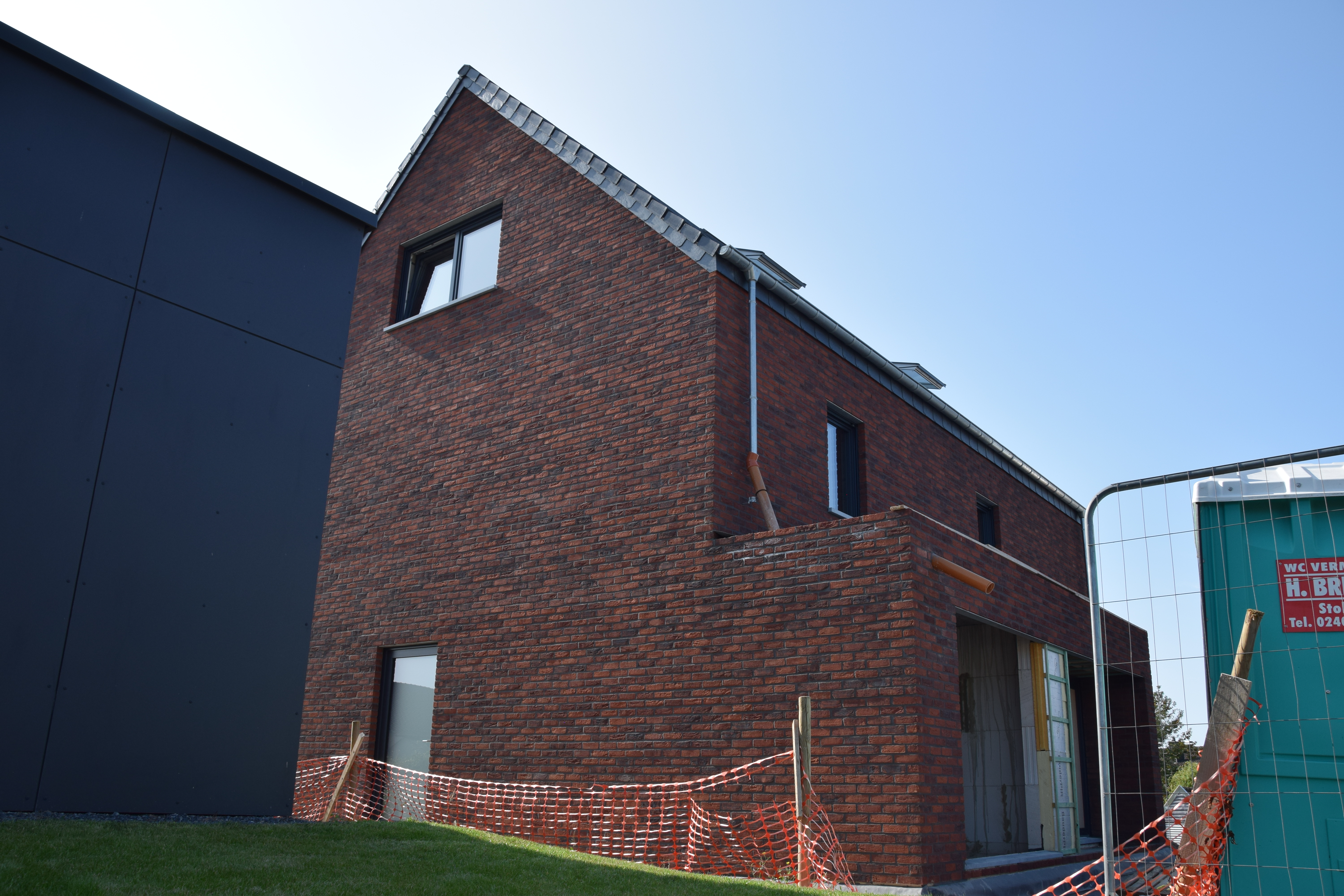 Villa Lichtenbusch Raeren - Seitenansicht von schräg rechts - Danphil-Construction Contractor