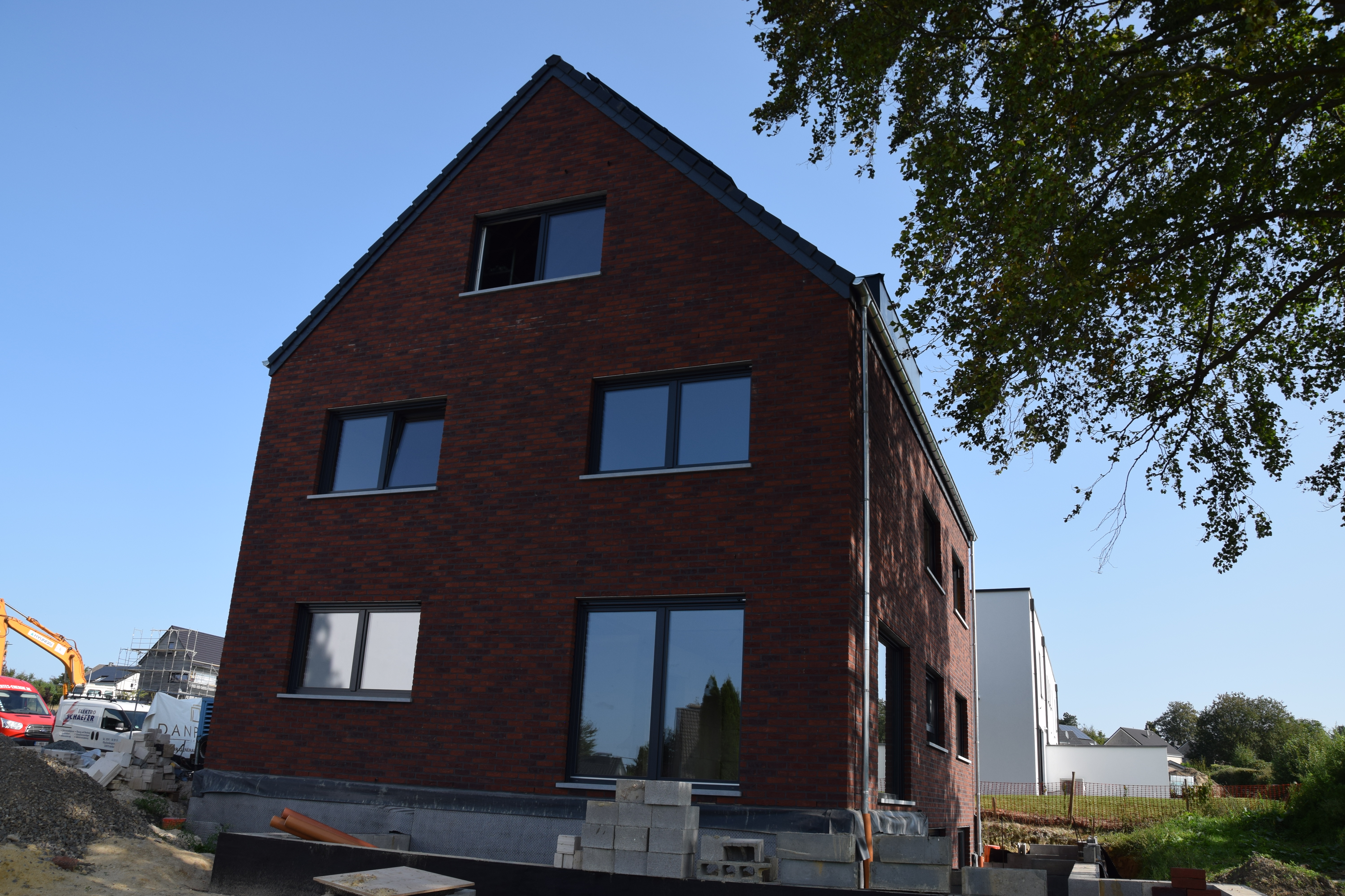 Villa Lichtenbusch Raeren -Seitenansicht der rechten Seite von schräg rechts - Danphil-Construction Contractor