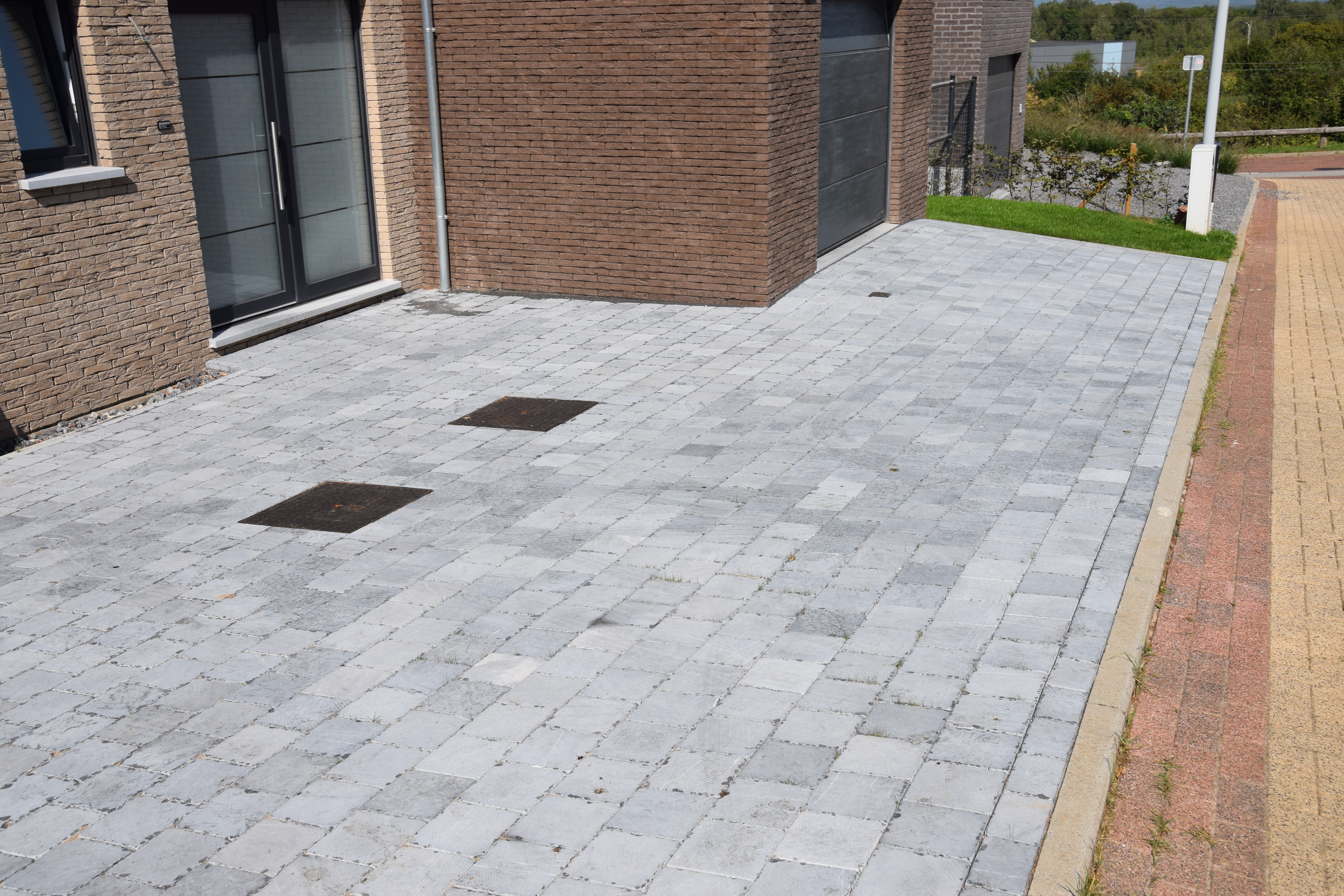 Villa with flat roof Lontzen - Front view left driveway - Danphil-Construction Contractor