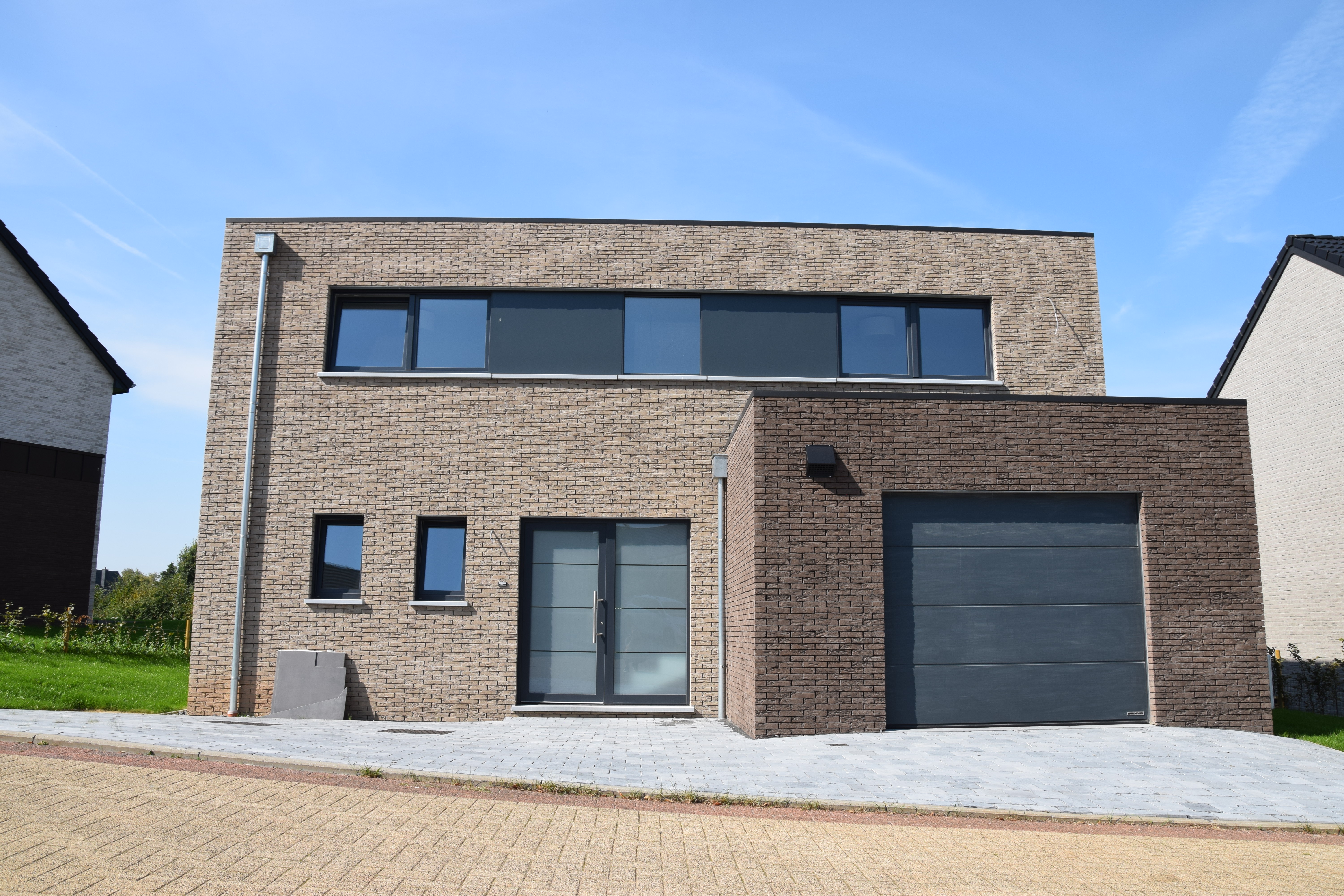 Villa with flat roof Lontzen - Front view close - Danphil-Construction Contractor