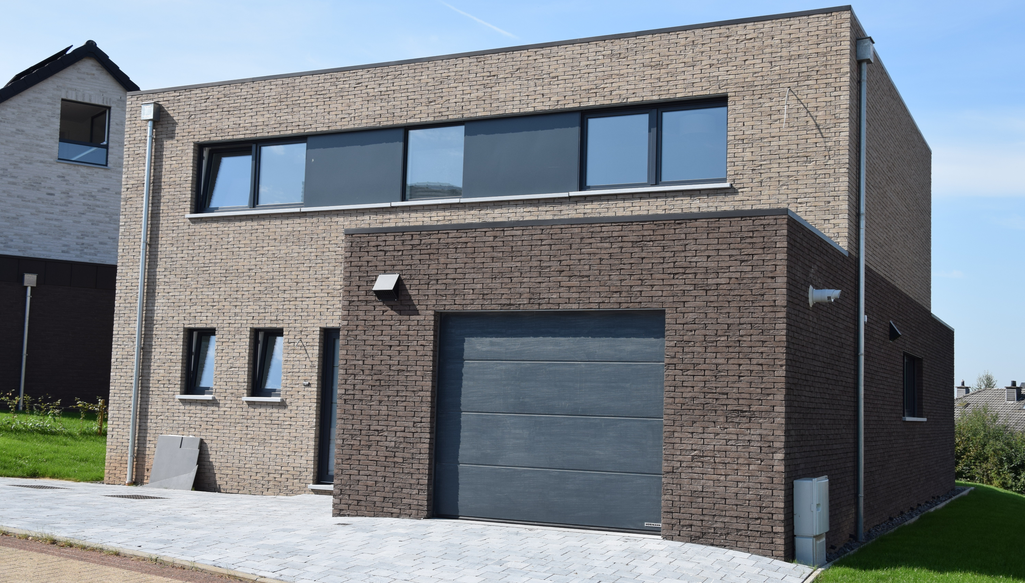 Villa with flat roof Lontzen - Front view right cover - Danphil-Construction Contractor