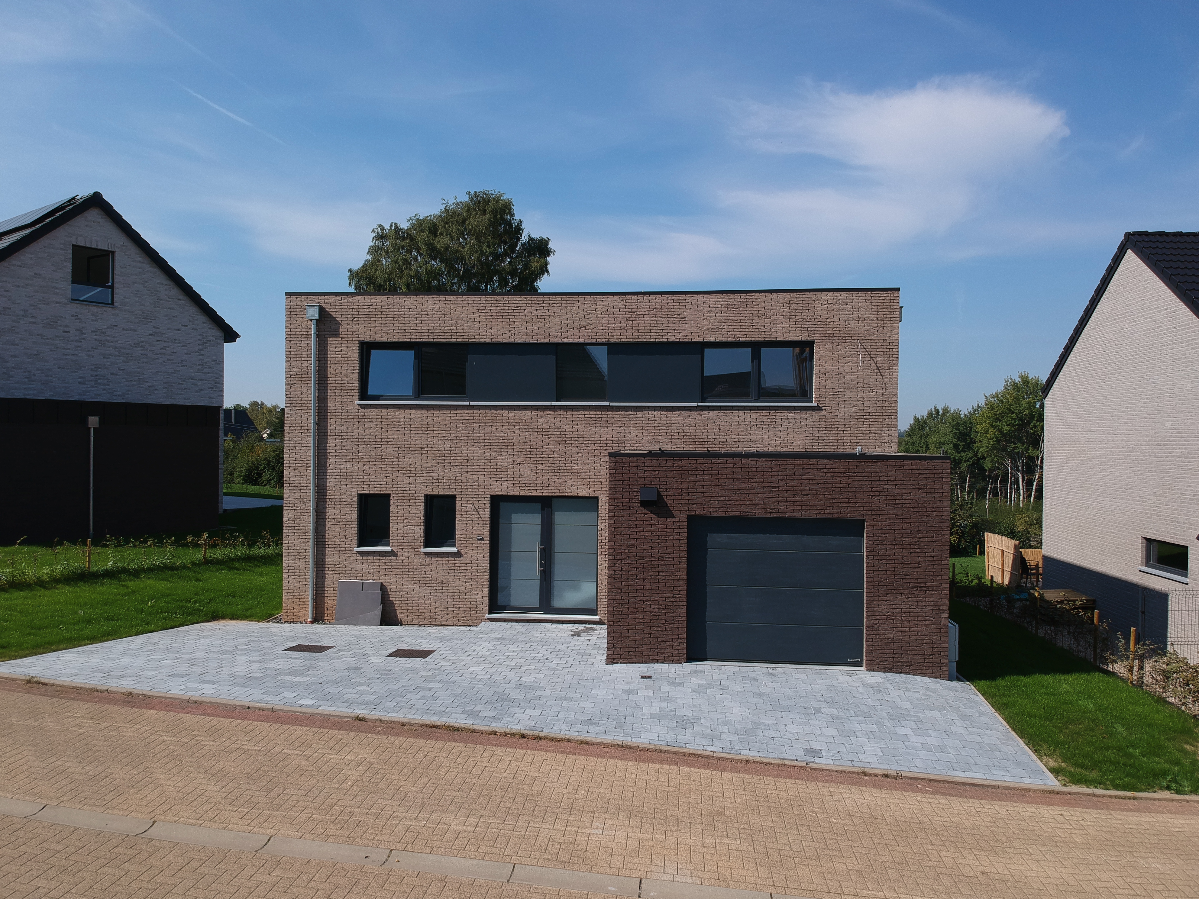Villa with flat roof Lontzen - Front view left far - Danphil-Construction Contractor