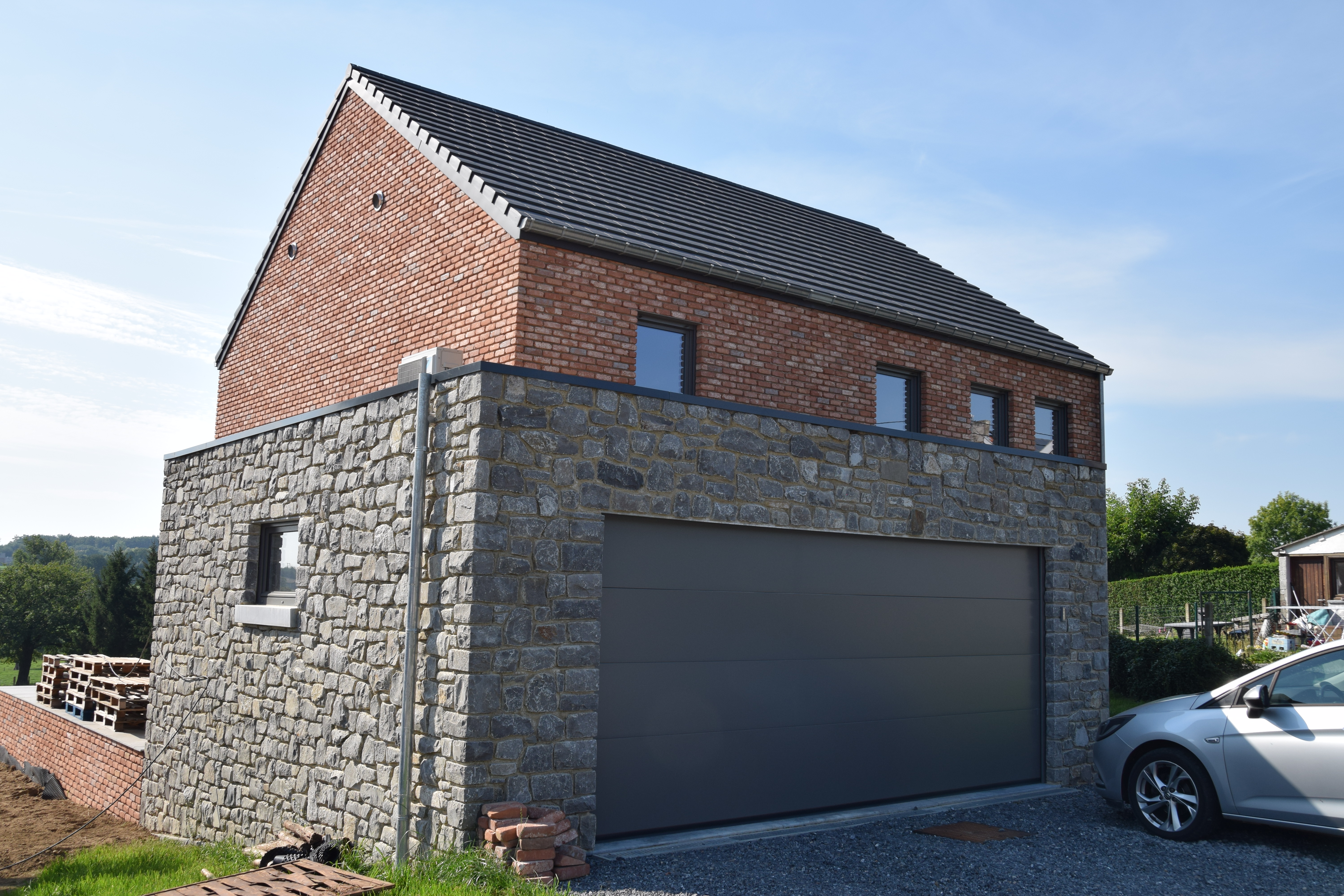 Villa mit Naturstein Bleiberg - Garage von links - Danphil-Construction Contractor