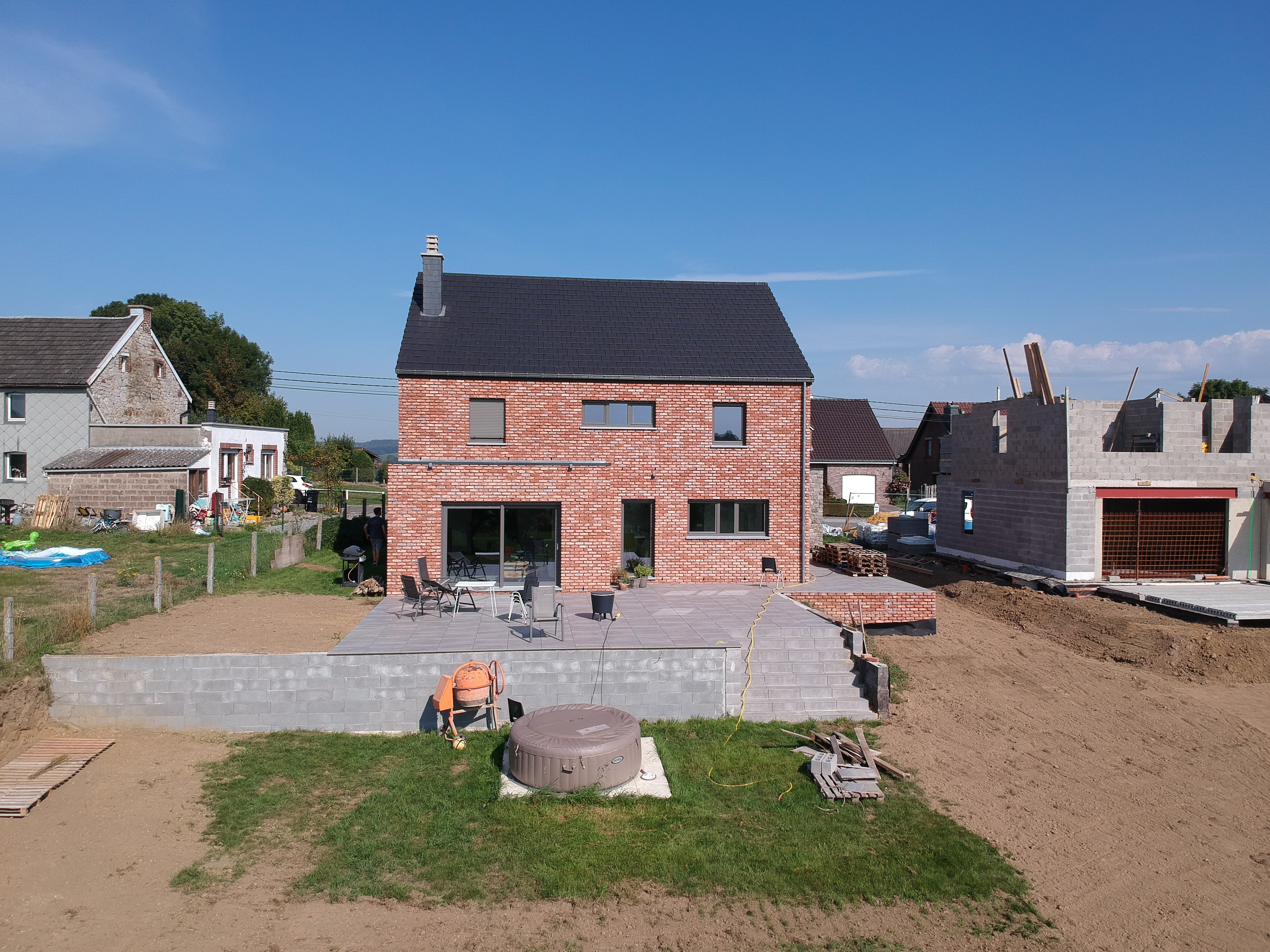 Villa mit Naturstein Bleiberg - Hinteransicht + Pool von weitem - Danphil-Construction Contractor