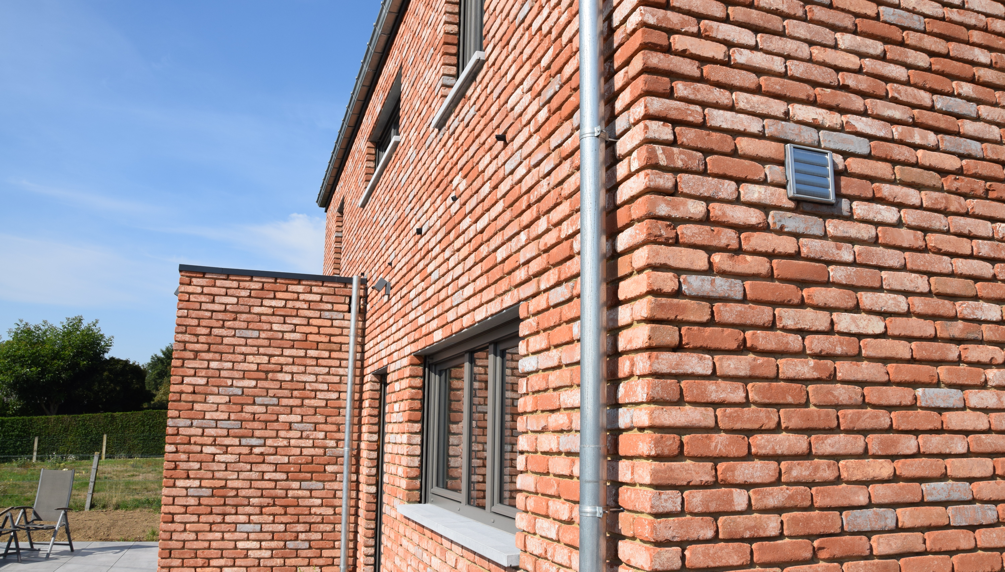 Villa mit Naturstein Bleiberg - Hinteransicht von rechts von nahem - Danphil-Construction Contractor