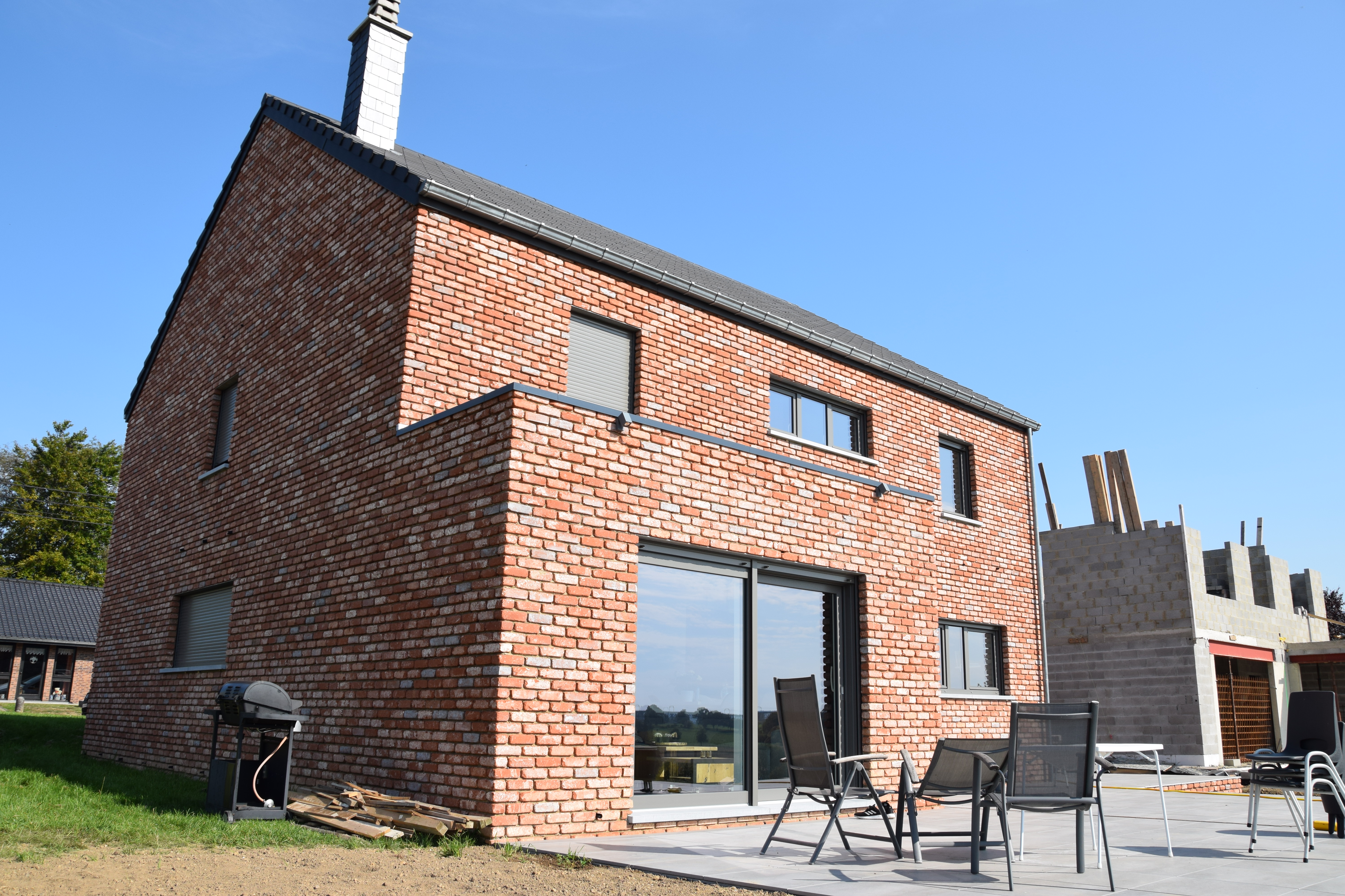 Villa mit Naturstein Bleiberg - Hinteransicht von schräg links - Danphil-Construction Contractor