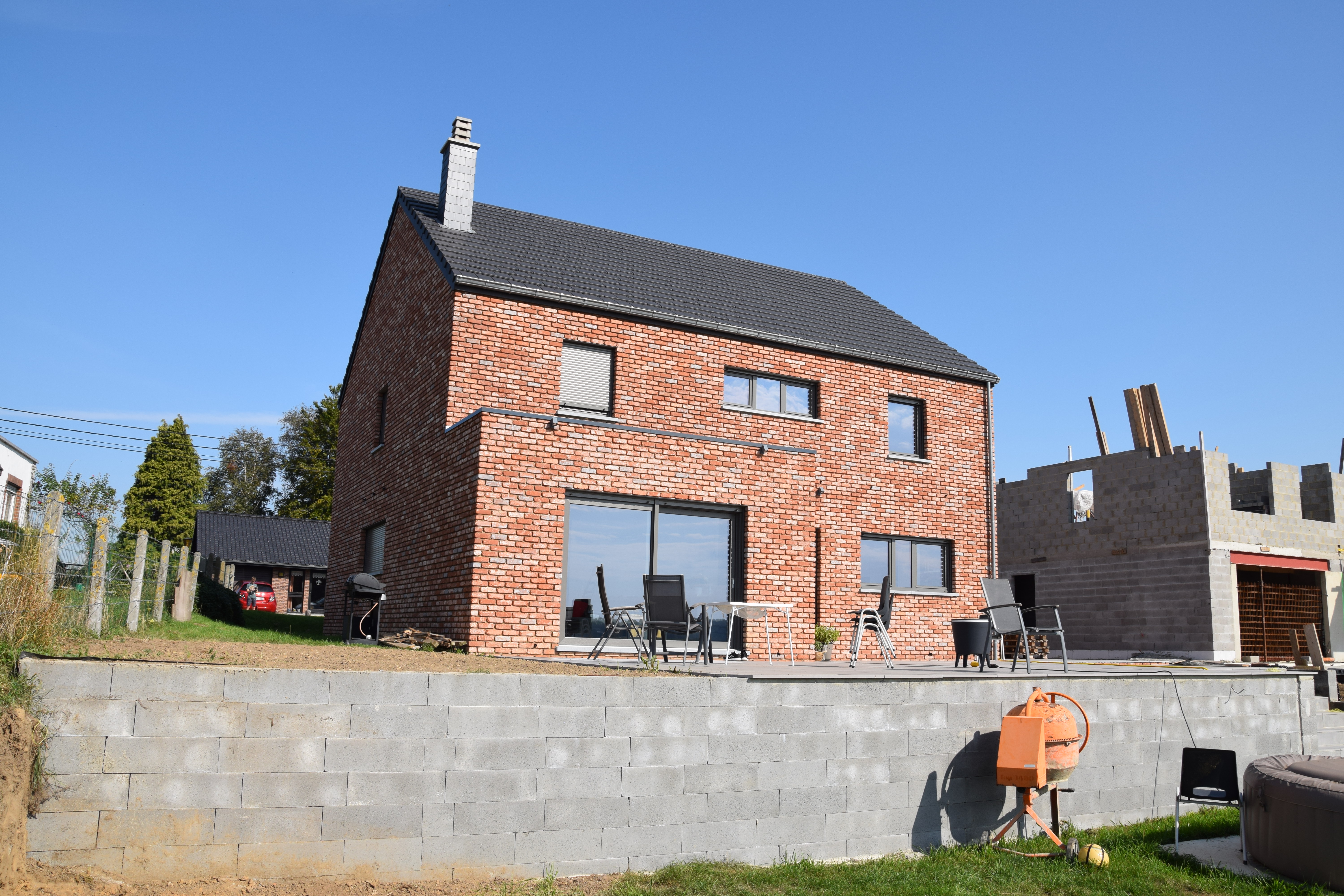 Villa mit Naturstein Bleiberg - Hinteransicht von schräg unten links - Danphil-Construction Contractor