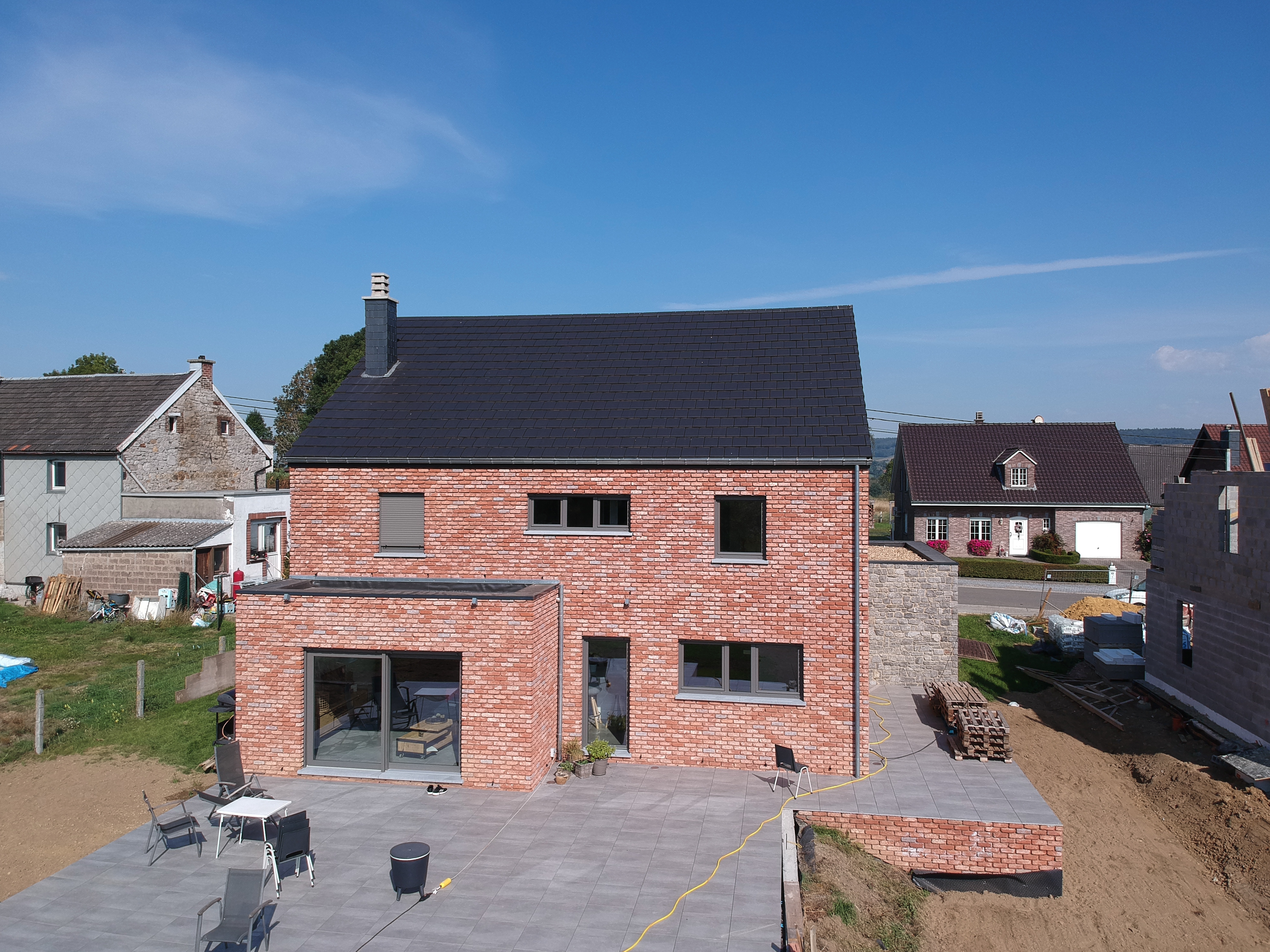 Villa mit Naturstein Bleiberg - Hinteransicht von weitem - Danphil-Construction Contractor