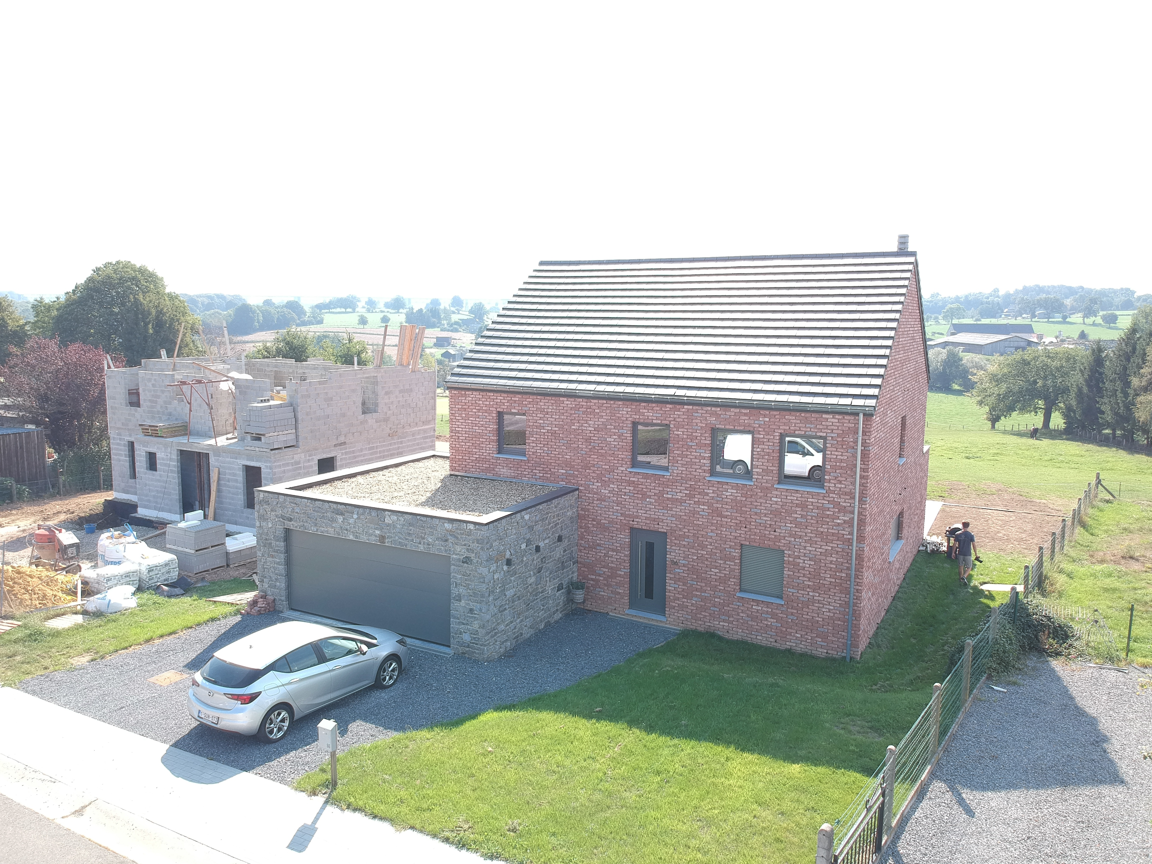 Villa mit Naturstein Bleiberg - Vorderansicht von schräg oben rechts - Danphil-Construction Contractor