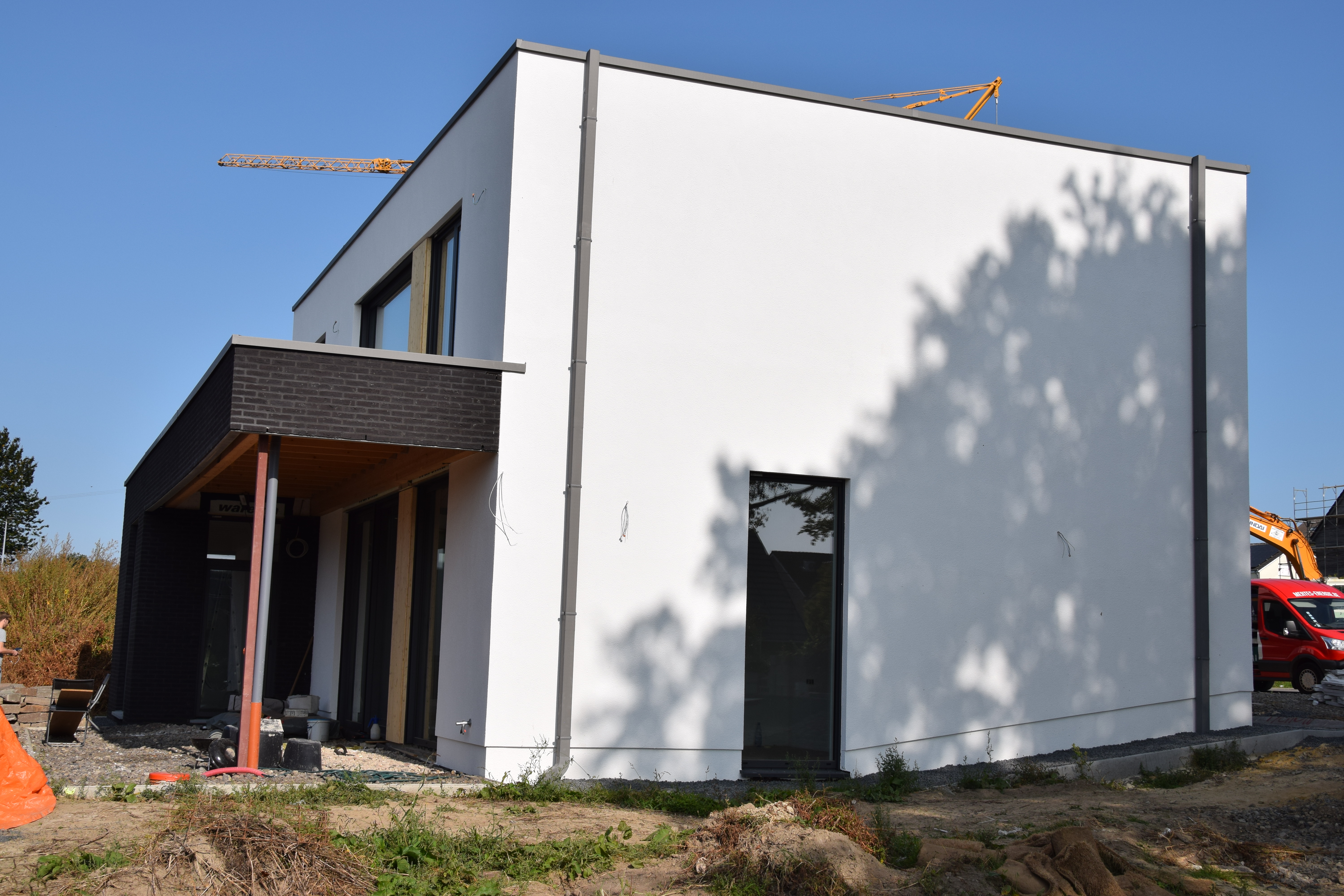 Villa with plastered facade Lichtenbusch Raeren - Side view left + front door - Danphil-Construction Contractor